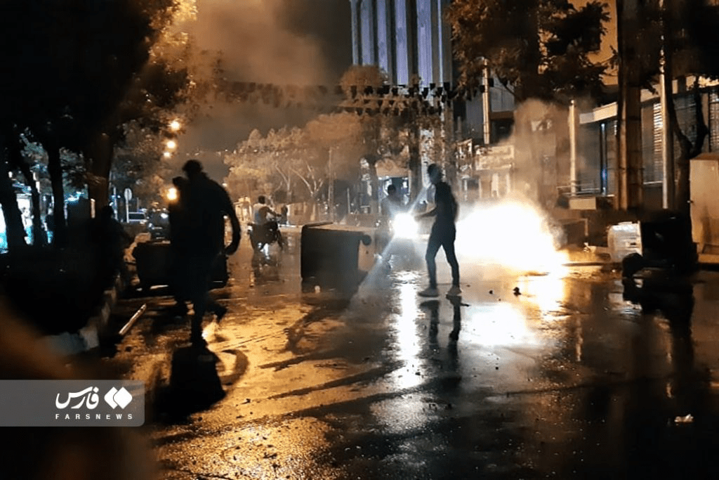 باتوم بدون درد پلیس فرانسه؛ معلم ایرانی از مشاهداتش در پاریس می‌گوید