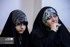 لحظه اعلام خبر شناسایی هویت شهید گمنام به خواهر شهید «حسین علامه»