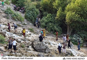 حضور گردشگران در کنار آبشار مارگون