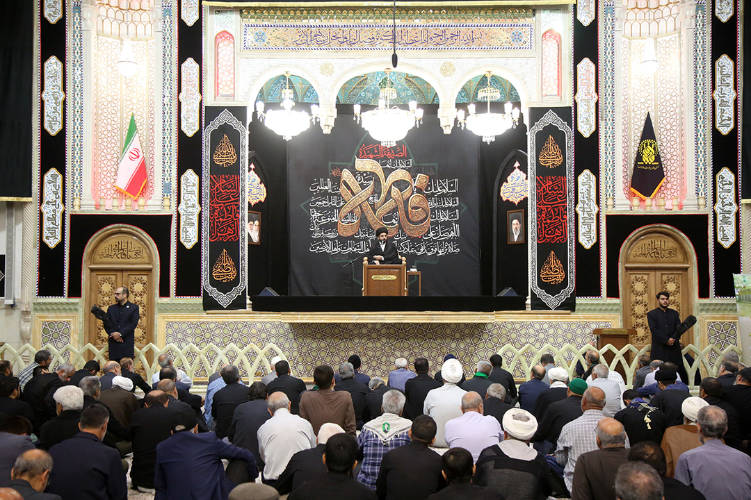گزارش تصویری؛  زائران حرم بانوی کرامت در سوگ ام ابیها اشک ماتم ریختند