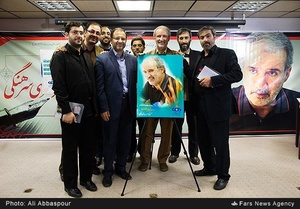 عکس یادگاری سید نظام‌الدین موسوی مدیر عامل خبرگزاری فارس و حاضرین یا مرتضی سرهنگی در پنجاهمین عصرانه ادبی فارس