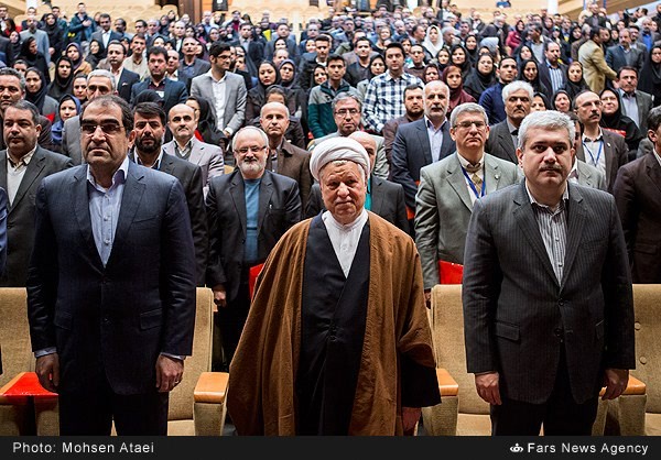 سورنا ستاری، معاون علمی و فناوری رئیس جمهور، آیت الله اکبر هاشمی رفسنجانی رئیس مجمع تشخیص مصلحت نظام، سید حسن قاضی‌زاده هاشمی، وزیر بهداشت، درمان و آموزش پزشکی و حاضران در مراسم به احترام سرود جمهوری اسلامی به روی پا ایستاده اند