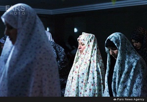 اقامه نماز جماعت ظهر عاشورا در محل تهیه نذری عاشورای حسینی