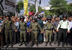 حفظ امنیت توسط نیروهای انتظامی در اجرای طرح جمع آوری و دستگیری ارازل و اوباش در مشهد 