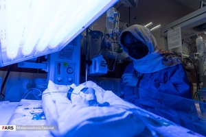 مادر قل پنجم (  قل E  ) را در بخش  مراقبت های ویژه نوزادان (  NICU 4 )  نگاه می کند./ بیمارستان حضرت زینب(س) شیراز