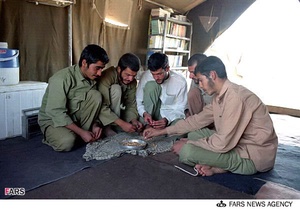 صرف عصرانه در چادر 