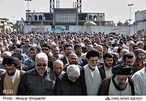 اقامه نماز بر پیکر حبیب‌الله معلمی، مداح دوران دفاع مقدس با حضور آیت الله جزایری در اهواز