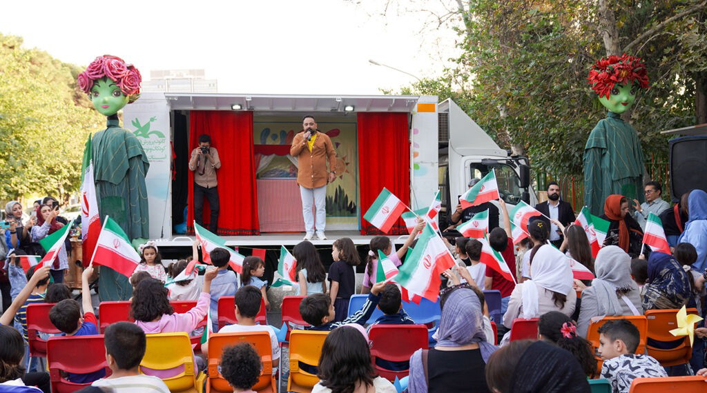 جشن شادی کودکان با عروسک‌ها در خیابان