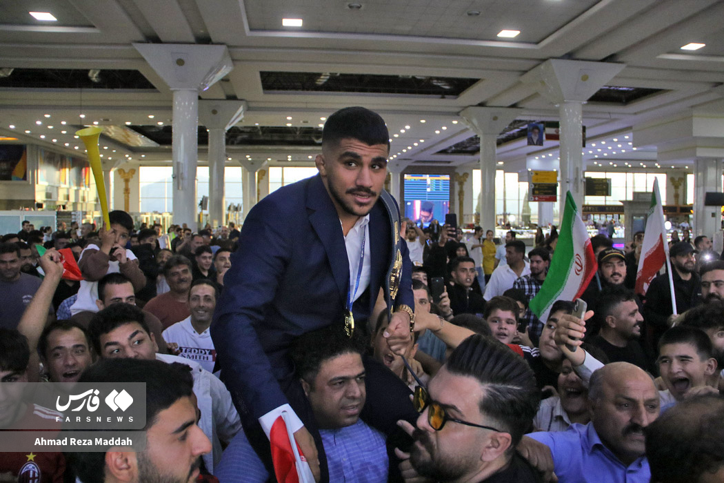 استقبال کاکو شیرازی‌ها از غلامرضا فرخی؛ قهرمان کشتی فرنگی جهان