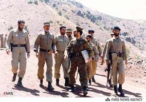 امیر شهید حسن آبشناسان فرمانده قرارگاه شمالغرب حمزه سیدالشهدا و فرمانده لشگر 23 نوهد، در تصویر شهید صیاد شیرازی نیز دیده می‌شود