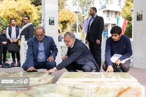 علیرضا زاکانی در ابتدای ورود به دانشگاه علم و صنعت بر سر مزار شهدای گمنام رفته و به آنها ادای احترام کرد.