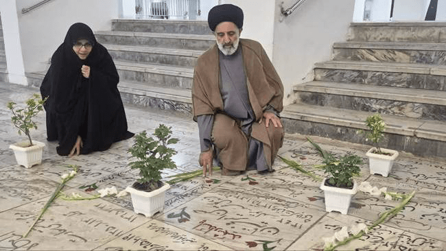 عطرافشانی و گلباران مزار شهدای حرم مطهر رضوی در ۵ مکان حرم