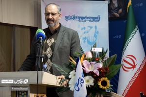 محسن مؤمنی شریف رئیس سابق حوزه هنری انقلاب اسلامی  در مراسم رونمایی کتاب بی‌چتر زیر باران در دانشکده خبرگزاری فارس سخنرانی میکند