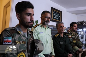 لحظه اعلام خبر شناسایی هویت شهید گمنام به خواهر شهید «حسین علامه»