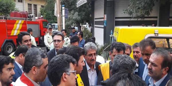 امدادگران در حال اطفاء حریق هستند/ احتمال تخریب هتل آسمان وجود دارد