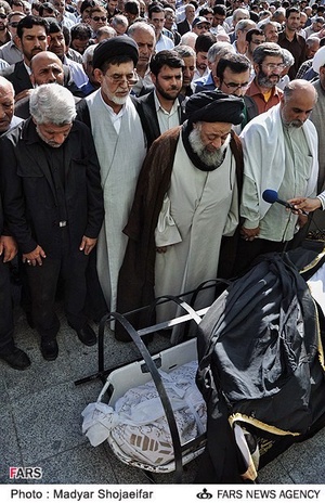 اقامه نماز بر پیکر حبیب‌الله معلمی، مداح دوران دفاع مقدس با حضور آیت الله جزایری در اهواز