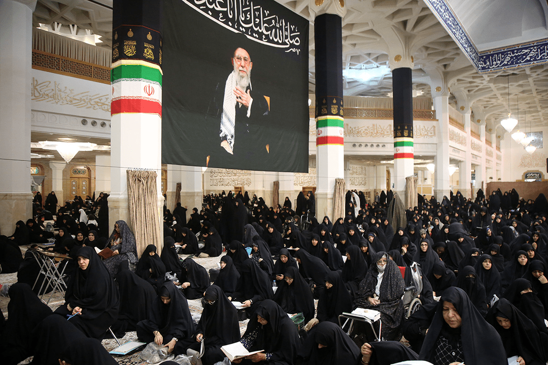 گزارش تصویری؛  زائران حرم بانوی کرامت در سوگ ام ابیها اشک ماتم ریختند