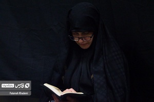 خانمی که در حال خواندن دعای جوشن کبیر است