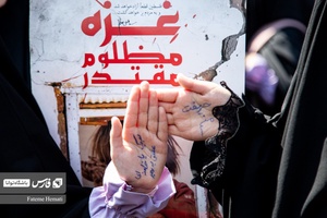 دانش اموزان با نوشتن شعار بر کف دستشان در تجمع دانش آموزی محکومیت جنایت رژیم غاصب صهیونستی شرکت کردند