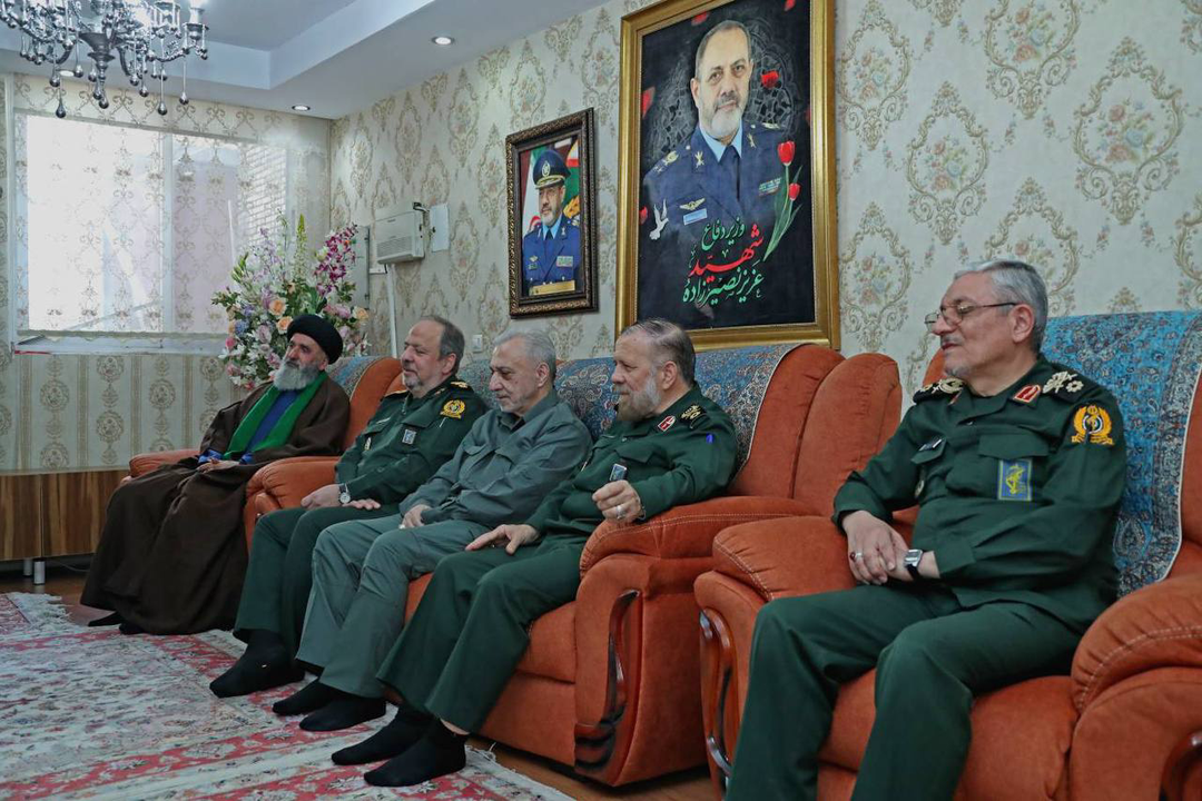 تصاویر حضور وزیر پیشنهادی دفاع در منزل شهید نصیرزاده