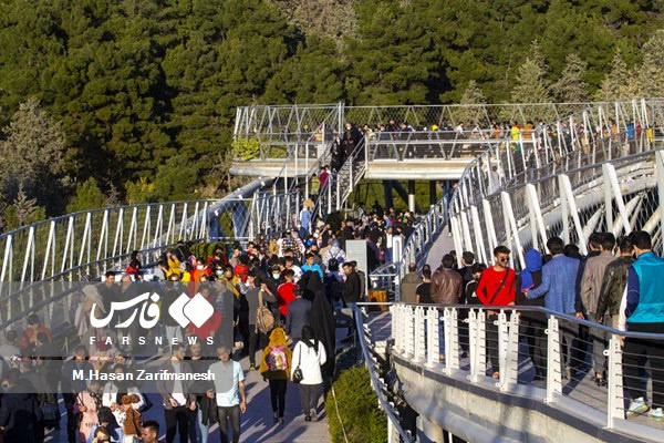 گردشگران نوروزی در پل طبیعت