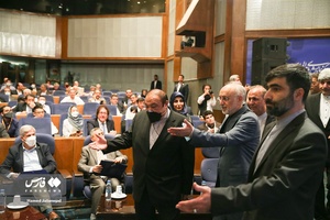 ورود مهدی صفری،معاون دیپلماسی اقتصادی وزارت امور خارجه و علی اکبر صالحی رئیس سابق سازمان انرژی اتمی به اولین همایش بزرگ دیپلماسی اقتصادی