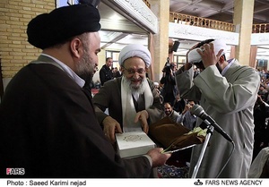مراسم عمامه گذاری توسط آیت الله مهدوی کنی در دانشگاه امام صادق(ع)