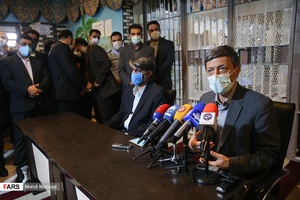 نشست خبری مشترک سید پرویز فتاح رئیس بنیاد مستضعفان و مهدی حاجی زاده رئیس سازمان زندان‌ها پس از تفاهم نامه آزادی زندانیان جرایم غیر عمد و جرایم مالی