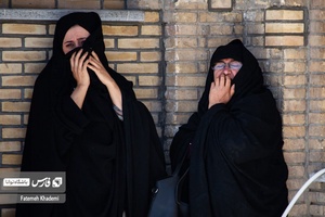 دو بانو که در مراسم تشییع پیکر مطهر شهید مدافع حرم سعید آبیار در حرم حضرت عبدالعظیم در حال گریه هستند
