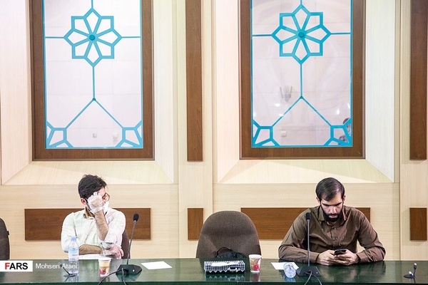 از راست: احد شیرزاد خبرنگار خبرگزاری فارس در  نشست خبری دبیرستاد مرکزی بزرگداشت امام خمینی (ره)