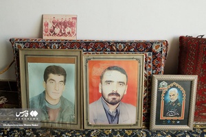 تصاوير برادر و پسرعموی شهيدش دركنار تمثال شهيد قاسم سليمانی 