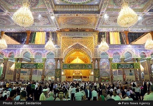 زائران حسینی در حرم مطهر امام حسین (ع)