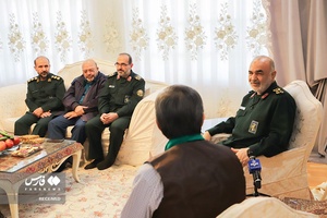 دیدار سردار سرلشکر پاسدار حسین سلامی فرمانده کل سپاه پاسداران با خانواده شهید سید فریدالدین معصومی