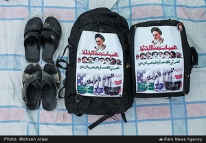عرفان علینژاد و سید حسین حسینی – تهران – زائر و طلبه، جهت کار فرهنگی نوشته را روی کیف خود زده است.