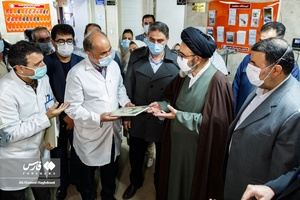 تجلیل حجت‌الاسلام و المسلمین سید محمدعلی آل‌هاشم نماینده ولی فقیه در استان آذربایجان‌شرقی و امام جمعه تبریز از پزشکان جراح و معالج بیمارستان علوی تبریز، همزمان با انجام 60 عمل جراحی رایگان چشم  در این بیمارستان