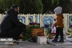 حضور پدری همراه با فرزندش در گلستان شهدا اصفهان