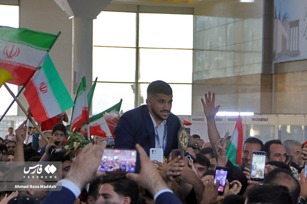 استقبال کاکو شیرازی‌ها از غلامرضا فرخی؛ قهرمان کشتی فرنگی جهان