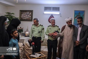 لحظه اعلام خبر شناسایی هویت شهید گمنام به خواهر شهید «حسین علامه»