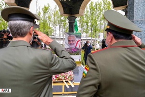 ادای احترام سپهبد «شیرعلی میرزا» وزیر دفاع تاجیکستان و  امیر سرتیپ حاتمی  به مقام شهید