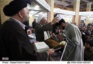مراسم عمامه گذاری توسط آیت الله مهدوی کنی در دانشگاه امام صادق(ع)