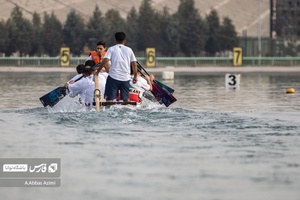 بازیکنان تیم سکان تهران با سرعت زیاد در حال پارو زدن برای رسیدن به خط پایان هستند