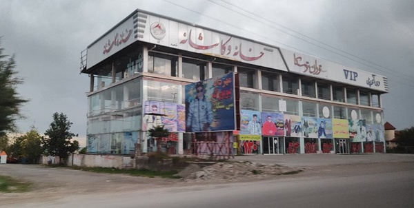تبلیغات خواننده نیویوری در مازندران