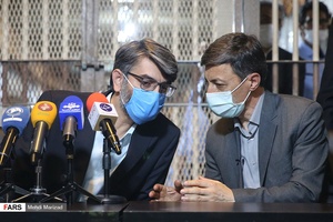 گفت و گوی سید پرویز فتاح رئیس بنیاد مستضعفان و مهدی حاجی زاده رئیس سازمان زندان‌ها قبل از آغاز نشست خبری 