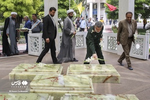 ادای احترام سردار امیرعلی حاجی‌زاده فرمانده نیروی هوافضای سپاه به مقام شامخ شهدای گمنام در دانشگاه علم و صنعت 