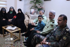 لحظه اعلام خبر شناسایی هویت شهید گمنام به خواهر شهید «حسین علامه»