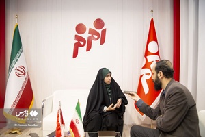 محصاحبه خبرنگار فارس با غزال شیرازی رئیس سرمایه انسانی شرکت زمزم در نمایشگاه کار دانشگاه تهران 