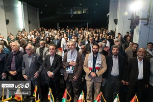  هنرمندان به احترام سرود ملی در مراسم حمایت از فلسطین در موزه هنری معاصر