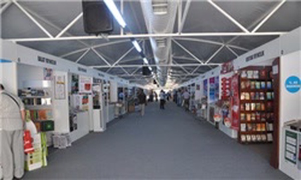 T istanbul kitap fuarı استانبول نمایشگاه کتاب