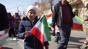 حاشیه نگاری فارس از راهپیمایی مردم یزد/ دهه نودی ها گل کاشتند
