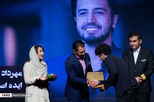 تقدیر ازمهرداد صدیقیان بازیگر فیلم ایده اصلی در  مراسم اختتامیه جشنواره فیلم سینما تورز